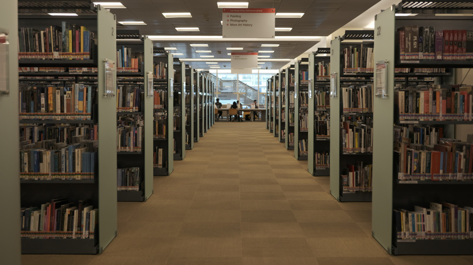 Bücherregale in Bibliothek